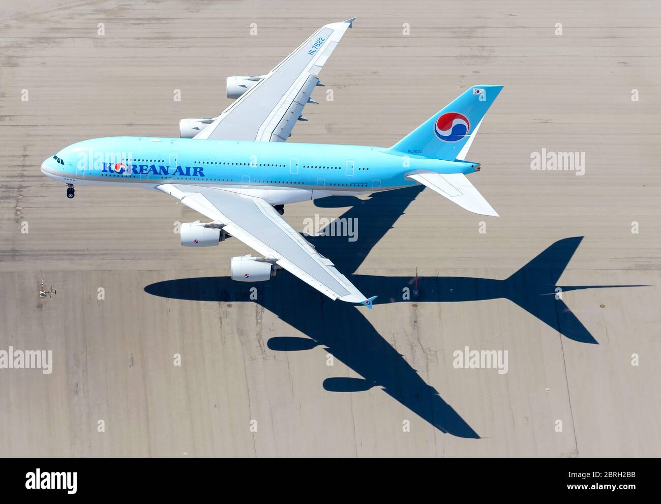 Korean Air Airbus A380 on final approach to LAX Airport. Aircraft and its  shadow seen from above. Largest passenger commercial jet. Airline from Korea  Stock Photo - Alamy