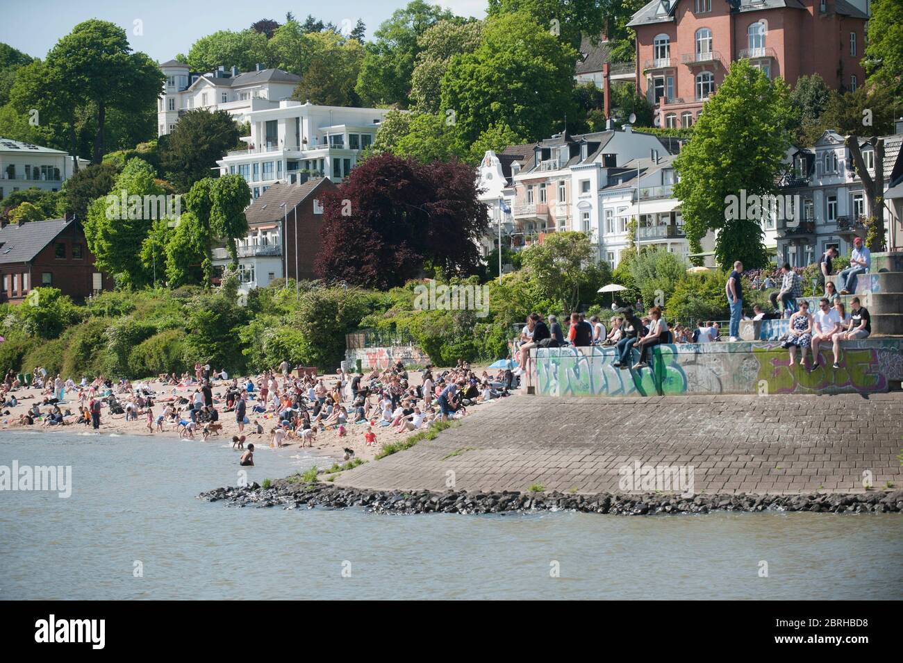 Volle Strände an der Elbe, Elbstrand, Sommerwetter, Corona-Hygienevorschrift und Christi Himmelfahrt mit den Besuchern am Elbestrand Övelgönne in Hamb Stock Photo