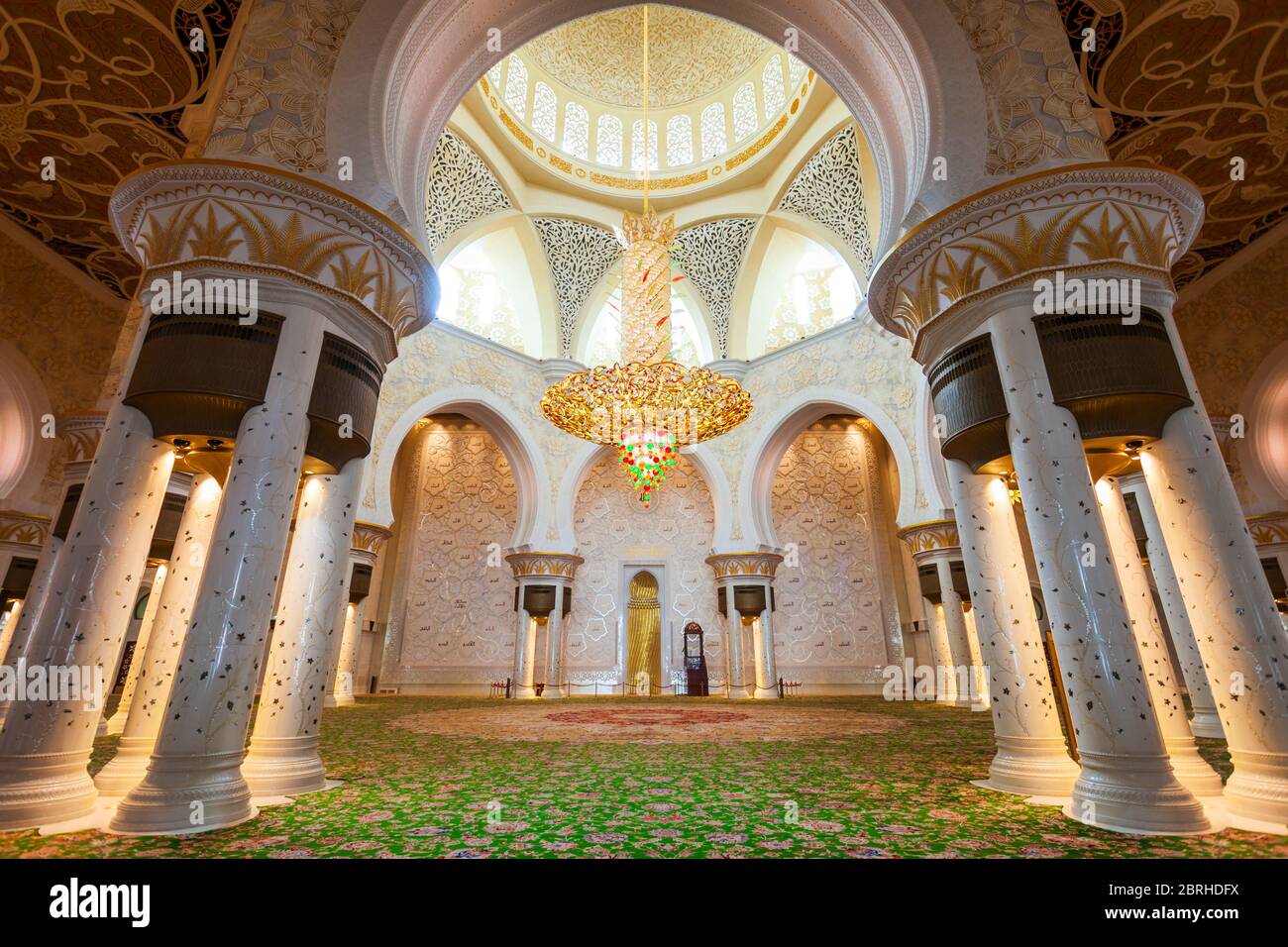 ABU DHABI, UAE FEBRUARY 28, 2019 Chandelier in the praying hall of
