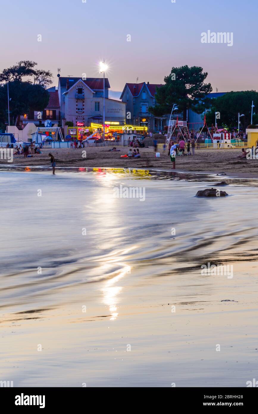 Saint-Palais-sur-Mer, France: The Plage du Bureau beach in the town centre  with restaurants, hotels and shops in the background, at dusk Stock Photo -  Alamy