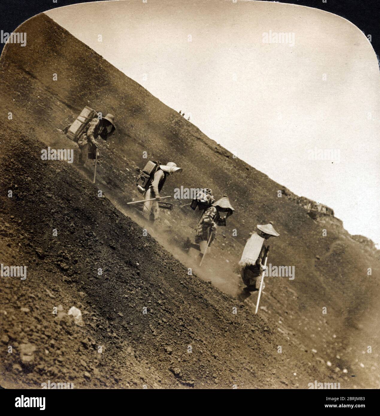 'Pelerins japonais sur le mont Fuji (Mont-Fuji), devalant la pente raide a leur retour, Japon' Photographie vers 1895 (Rapid descent of Fuji pilgrims Stock Photo