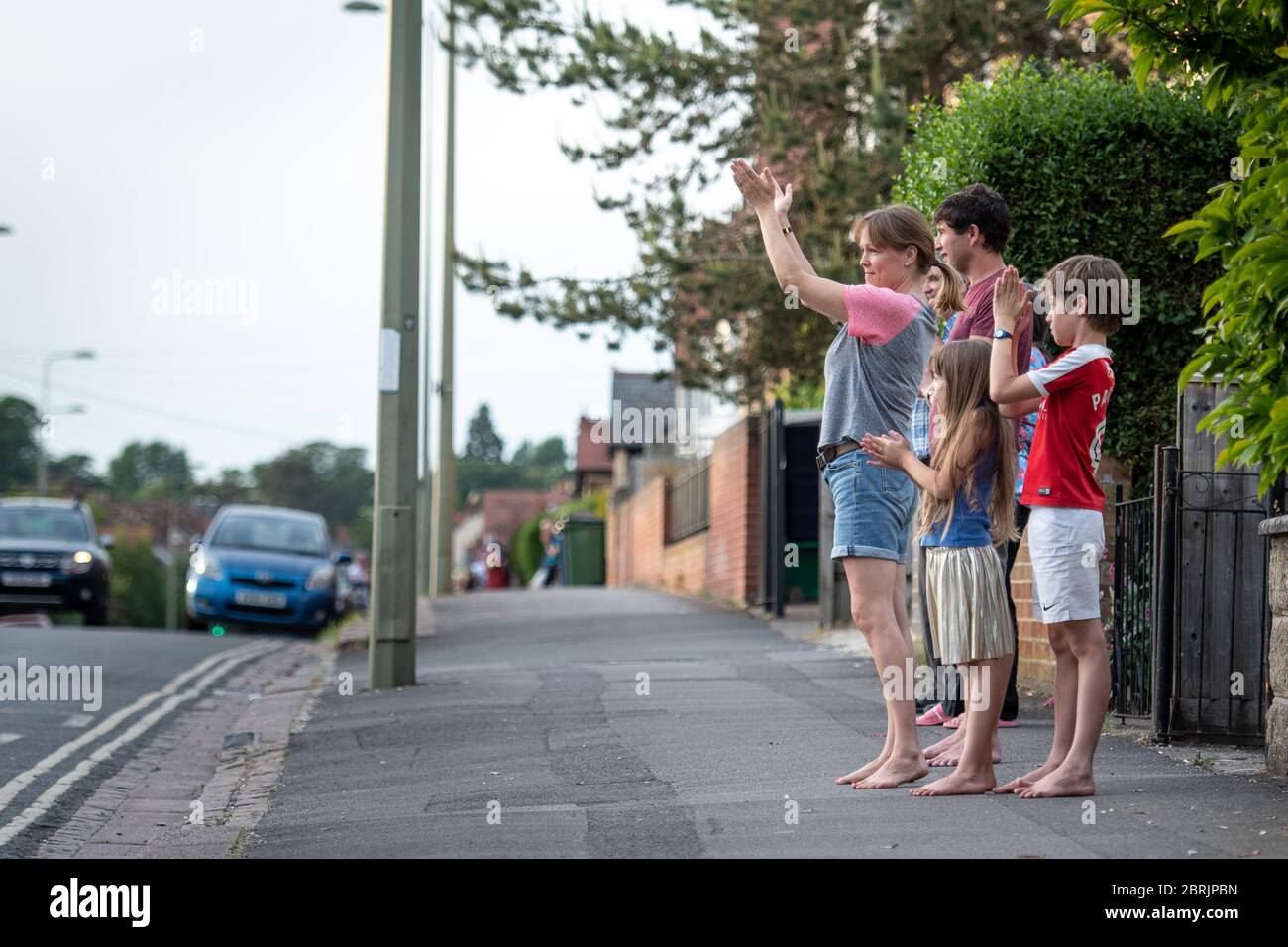 Oxford, UK. 21st May, 2020. Residents of Headington, Oxford, clap for the NHS staff as the Covid19 pandemic conitnues. Credit: Andrew Walmsley/Alamy Live News Stock Photo