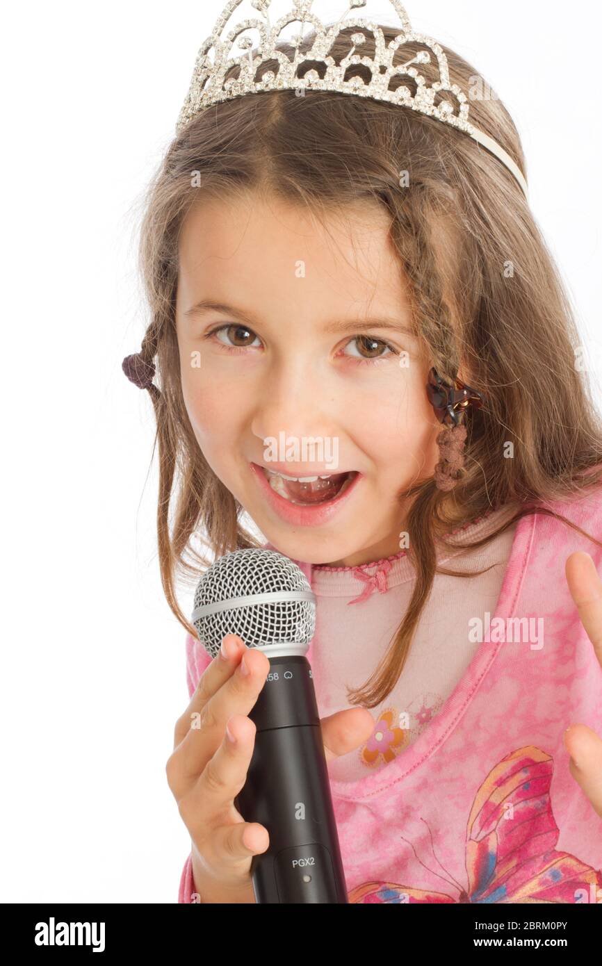 Singendes Mädchen mit Mikrofon, 7 Jahre, MR: YESY Stock Photo