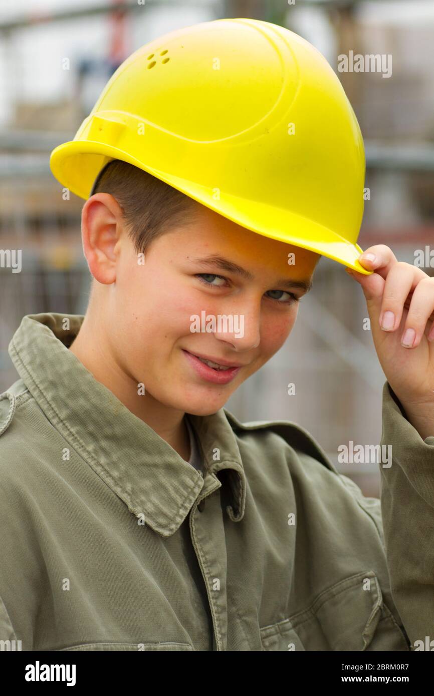 Jugendlicher mit Bauarbeiterhelm, MR: Yes Stock Photo