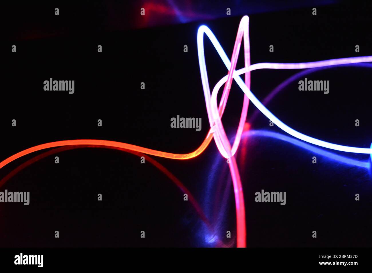 Red and blue light wire, a light guide wire with different light
