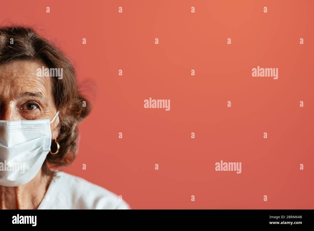 Elderly woman with respirator hi-res stock photography and images - Alamy