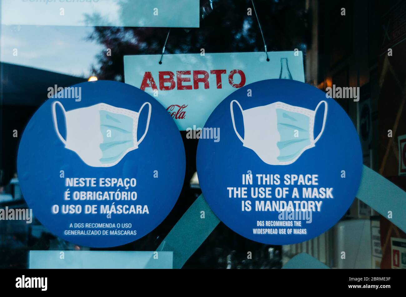 Sign in Portuguese and English advising customers to wear a facemask