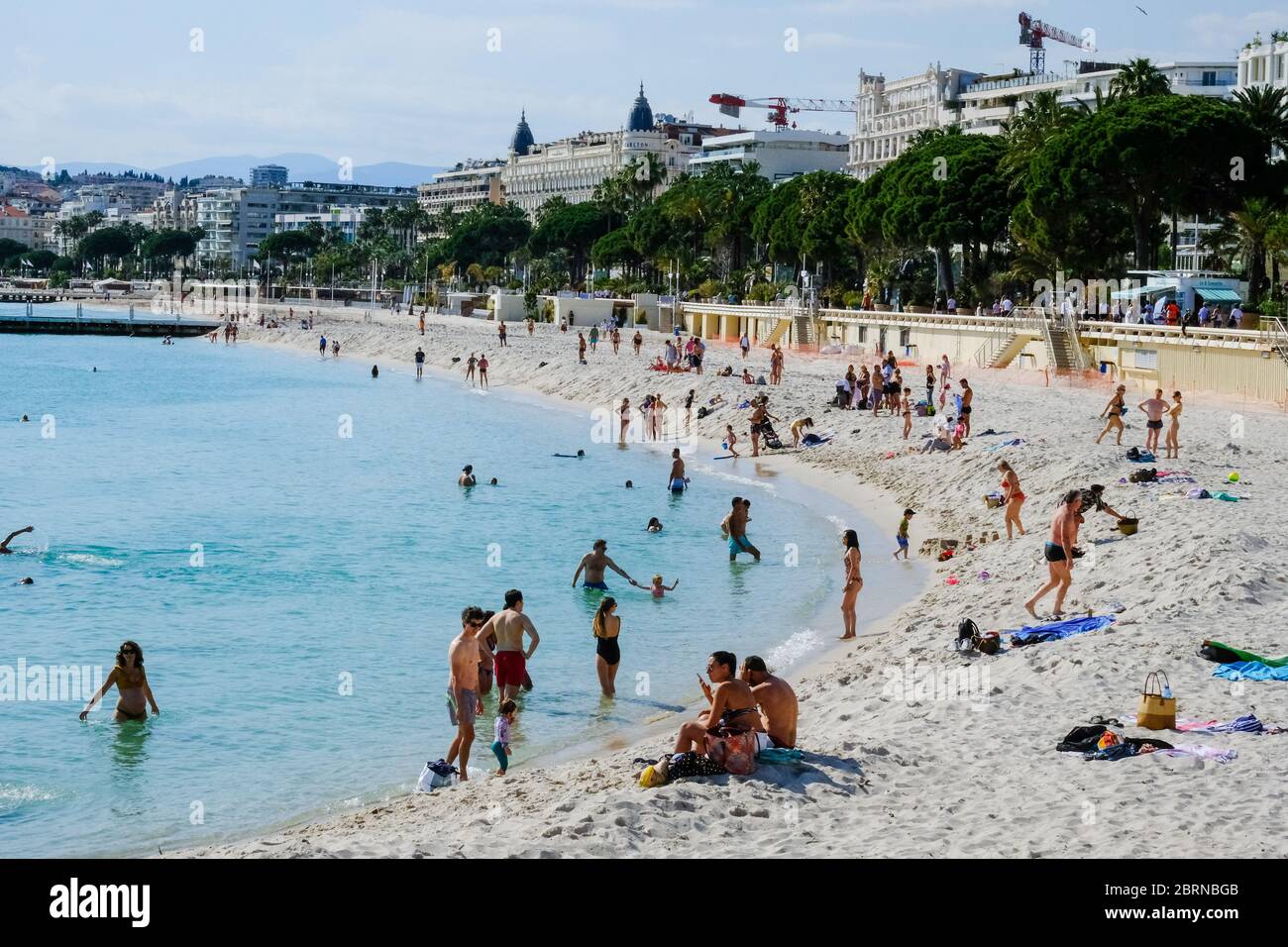 Cannes. 21st May, 2020. People enjoy sunshine and the sea in southern France's Cannes, May 21, 2020. France on Thursday saw the death toll from the coronavirus increasing to 28,215 with 83 new deaths in the last 24 hours, lower than Wednesday's 110, according to figures released by the country's Health Ministry. As of Thursday, 318 new positive cases were detected, bringing the total of confirmed cases to 144,163. Credit: Serge Haouzi/Xinhua/Alamy Live News Stock Photo