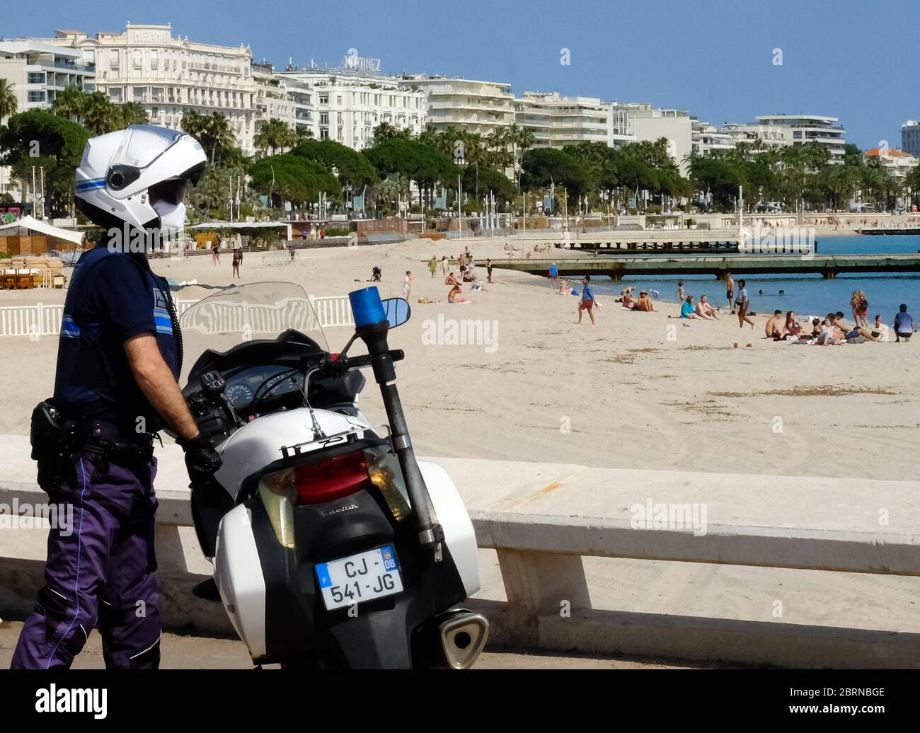 Cannes. 21st May, 2020. A policeman patrols at the seaside in southern France's Cannes, May 21, 2020. France on Thursday saw the death toll from the coronavirus increasing to 28,215 with 83 new deaths in the last 24 hours, lower than Wednesday's 110, according to figures released by the country's Health Ministry. As of Thursday, 318 new positive cases were detected, bringing the total of confirmed cases to 144,163. Credit: Serge Haouzi/Xinhua/Alamy Live News Stock Photo