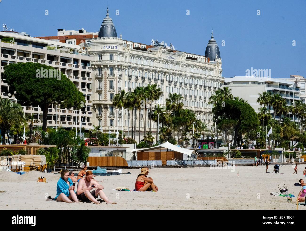 Cannes. 21st May, 2020. People enjoy sunshine and the sea in southern France's Cannes, May 21, 2020. France on Thursday saw the death toll from the coronavirus increasing to 28,215 with 83 new deaths in the last 24 hours, lower than Wednesday's 110, according to figures released by the country's Health Ministry. As of Thursday, 318 new positive cases were detected, bringing the total of confirmed cases to 144,163. Credit: Serge Haouzi/Xinhua/Alamy Live News Stock Photo