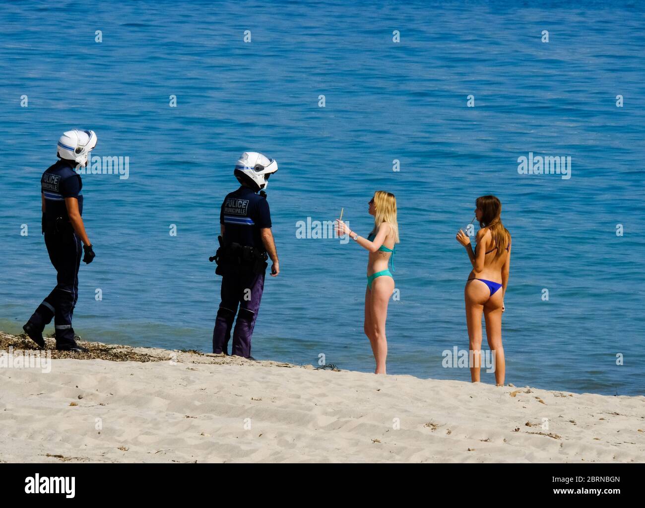 Cannes. 21st May, 2020. Policemen patrol at the seaside in southern France's Cannes, May 21, 2020. France on Thursday saw the death toll from the coronavirus increasing to 28,215 with 83 new deaths in the last 24 hours, lower than Wednesday's 110, according to figures released by the country's Health Ministry. As of Thursday, 318 new positive cases were detected, bringing the total of confirmed cases to 144,163. Credit: Serge Haouzi/Xinhua/Alamy Live News Stock Photo