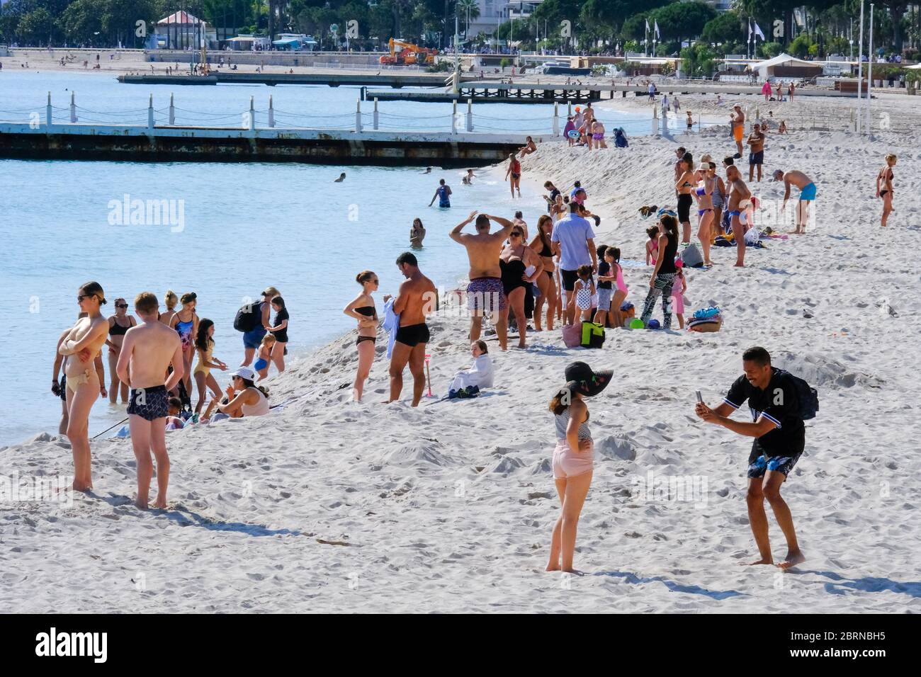 Cannes. 21st May, 2020. People enjoy sunshine and the sea in southern France's Cannes, May 21, 2020. France on Thursday saw the death toll from the coronavirus increasing to 28,215 with 83 new deaths in the last 24 hours, lower than Wednesday's 110, according to figures released by the country's Health Ministry. As of Thursday, 318 new positive cases were detected, bringing the total of confirmed cases to 144,163. Credit: Serge Haouzi/Xinhua/Alamy Live News Stock Photo