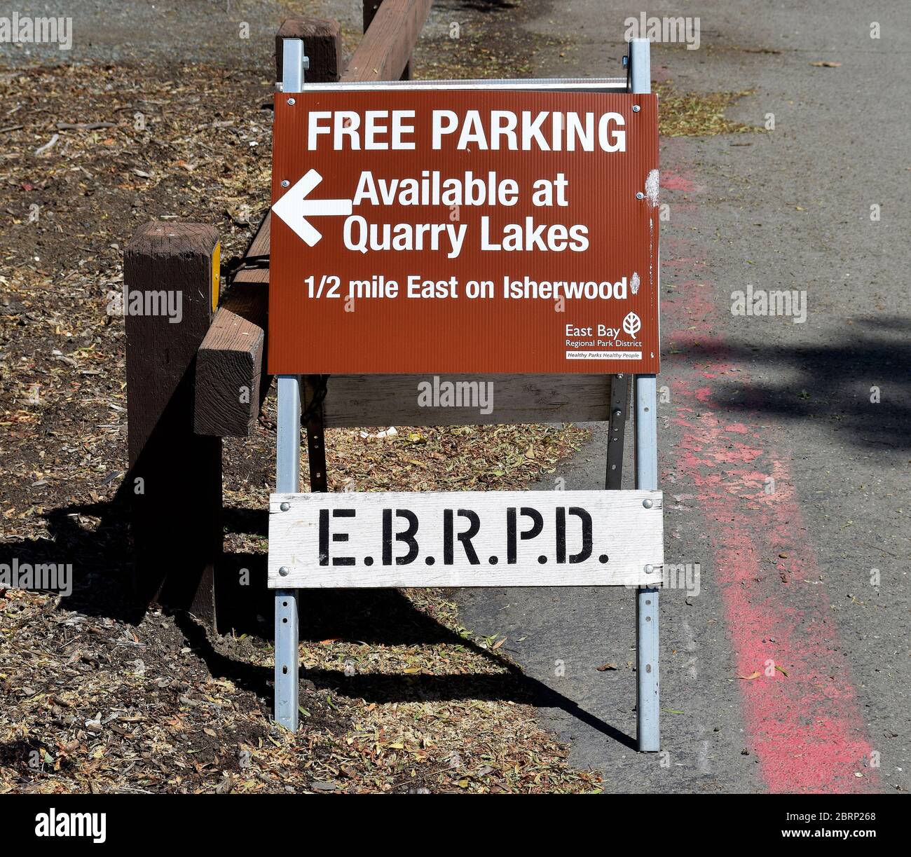 Free Parking available at Quarry Lakes, 1/2 mile East, temporary sign, Alameda Creek Regional Trail, Isherwood Staging Area entrance in Fremont, California Stock Photo