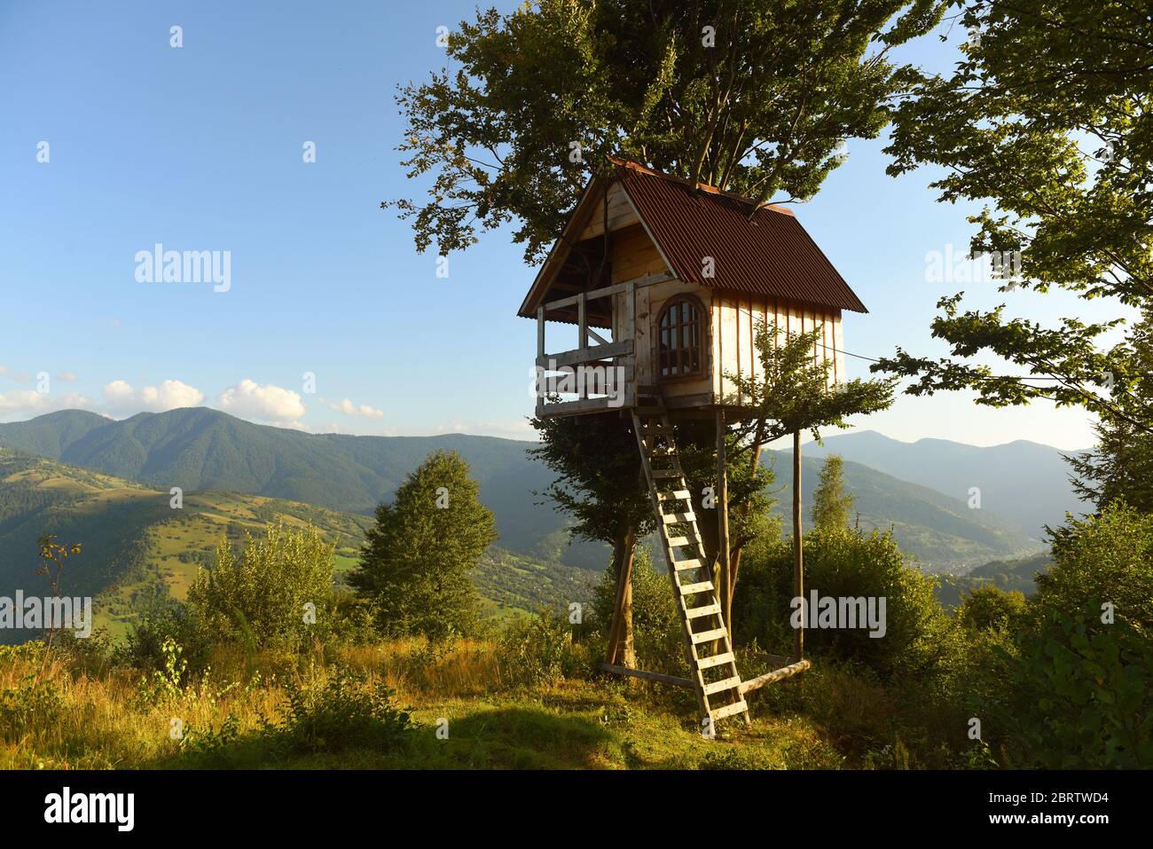 tree house in the mountains, a children's treehouse Stock Photo