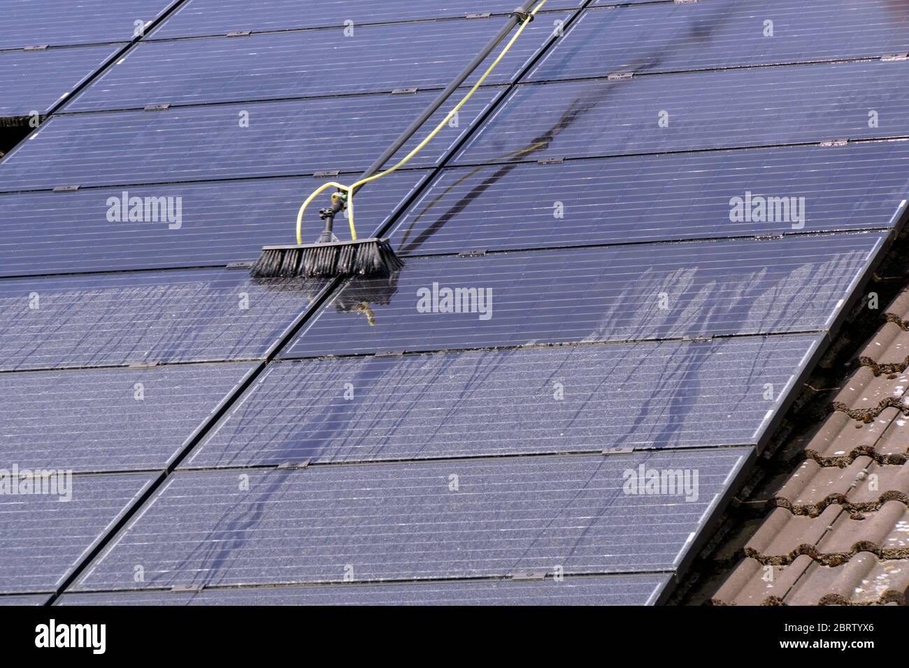 Reinigung einer verschmutzten Photovoltaikanlage Stock Photo