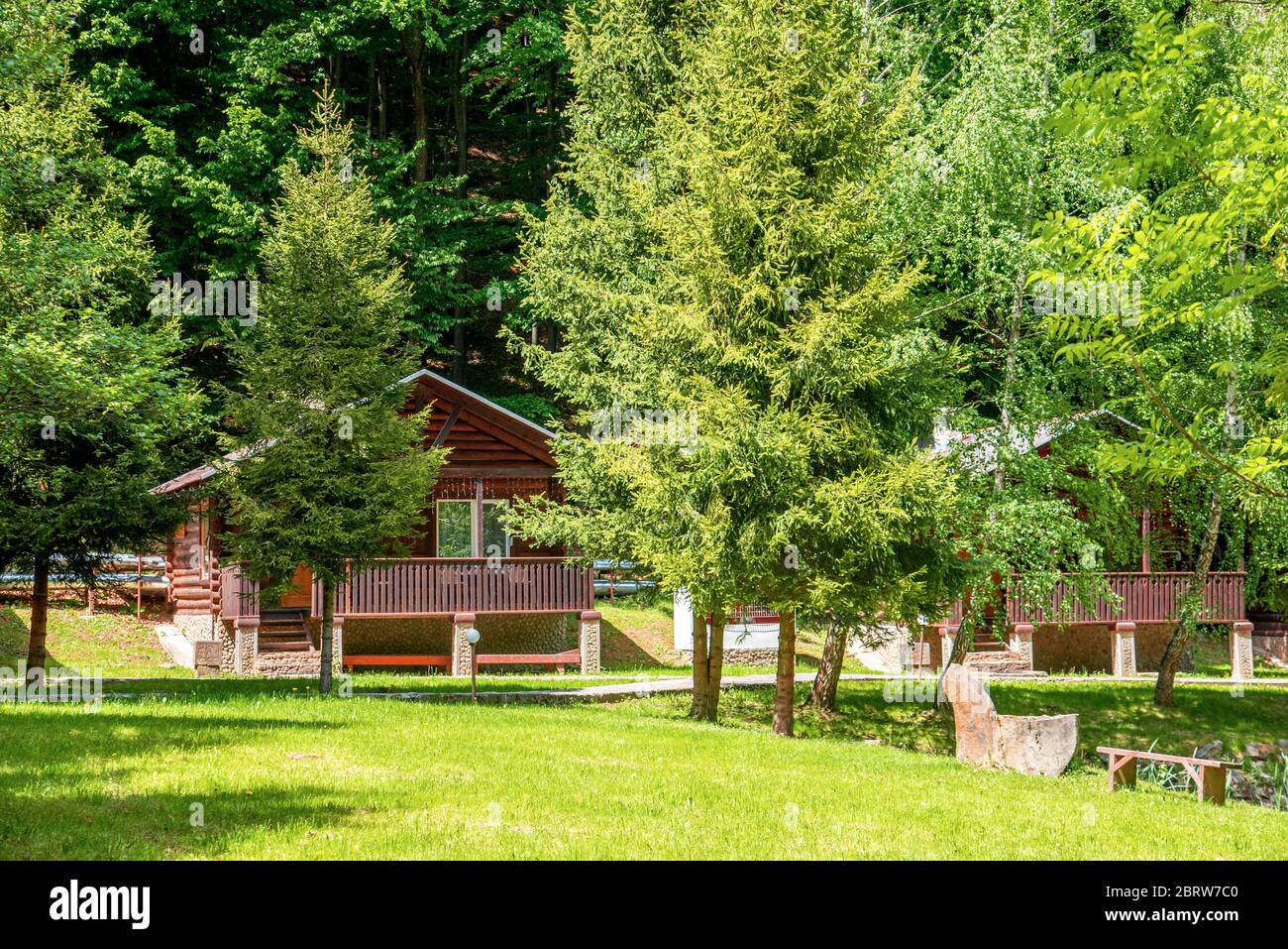 Modern log cabin exterior hi-res stock photography and images - Alamy