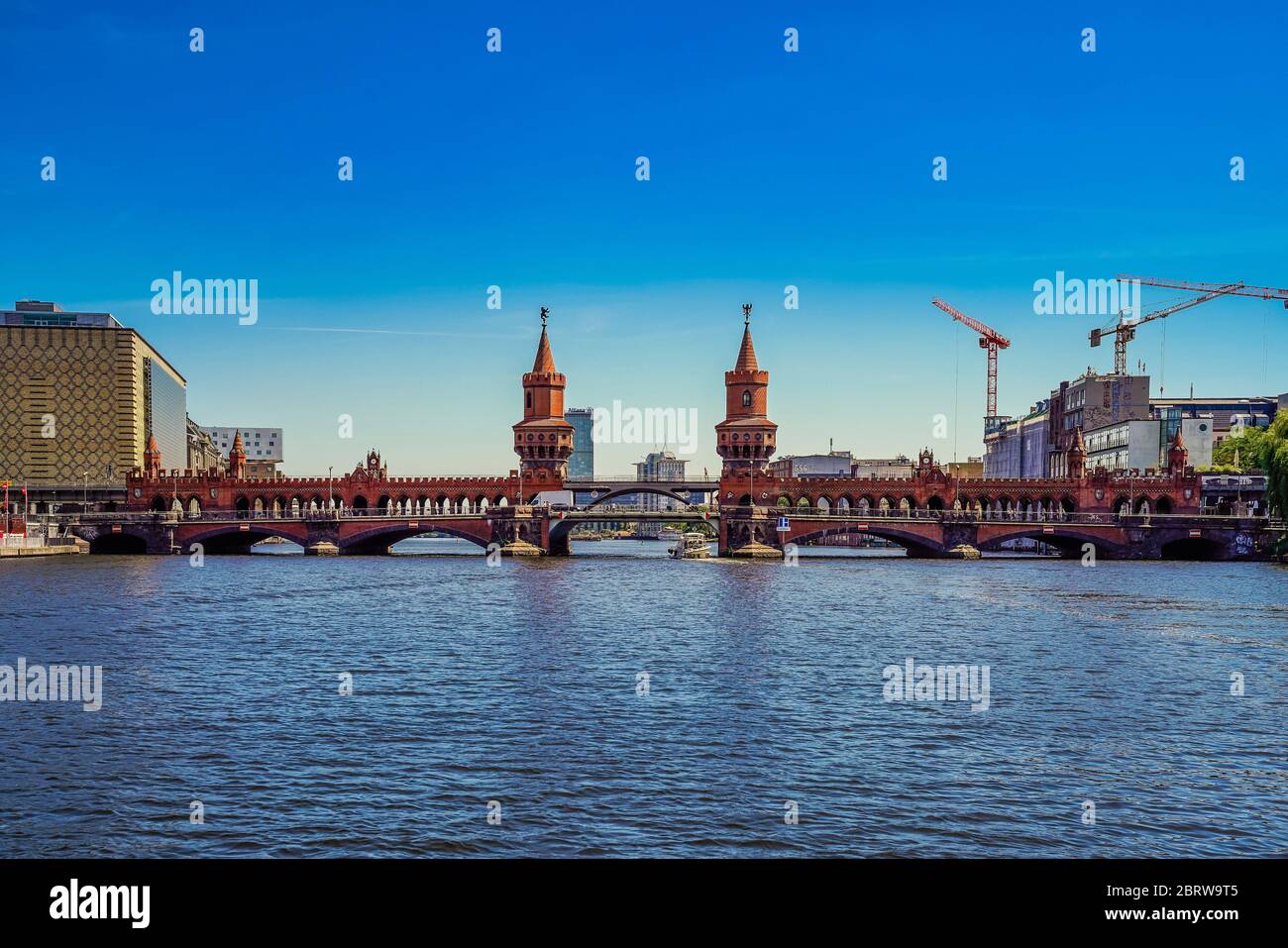 Berlin, Deutschland. 14th June, 2018. 14.06.2018, Berlin, the Oberbaumbrucke in nice early summer weather, photographed from the Spree. The seven-arch stone bridge made of red bricks with the two striking towers connects the districts of Kreuzberg and Friedrichshain across the Spree. On the left, directly on the bridge, is the record company Universal Music GmbH, the German subsidiary of the Universal Music Group, in Stralauer Allee 1. | usage worldwide Credit: dpa/Alamy Live News Stock Photo