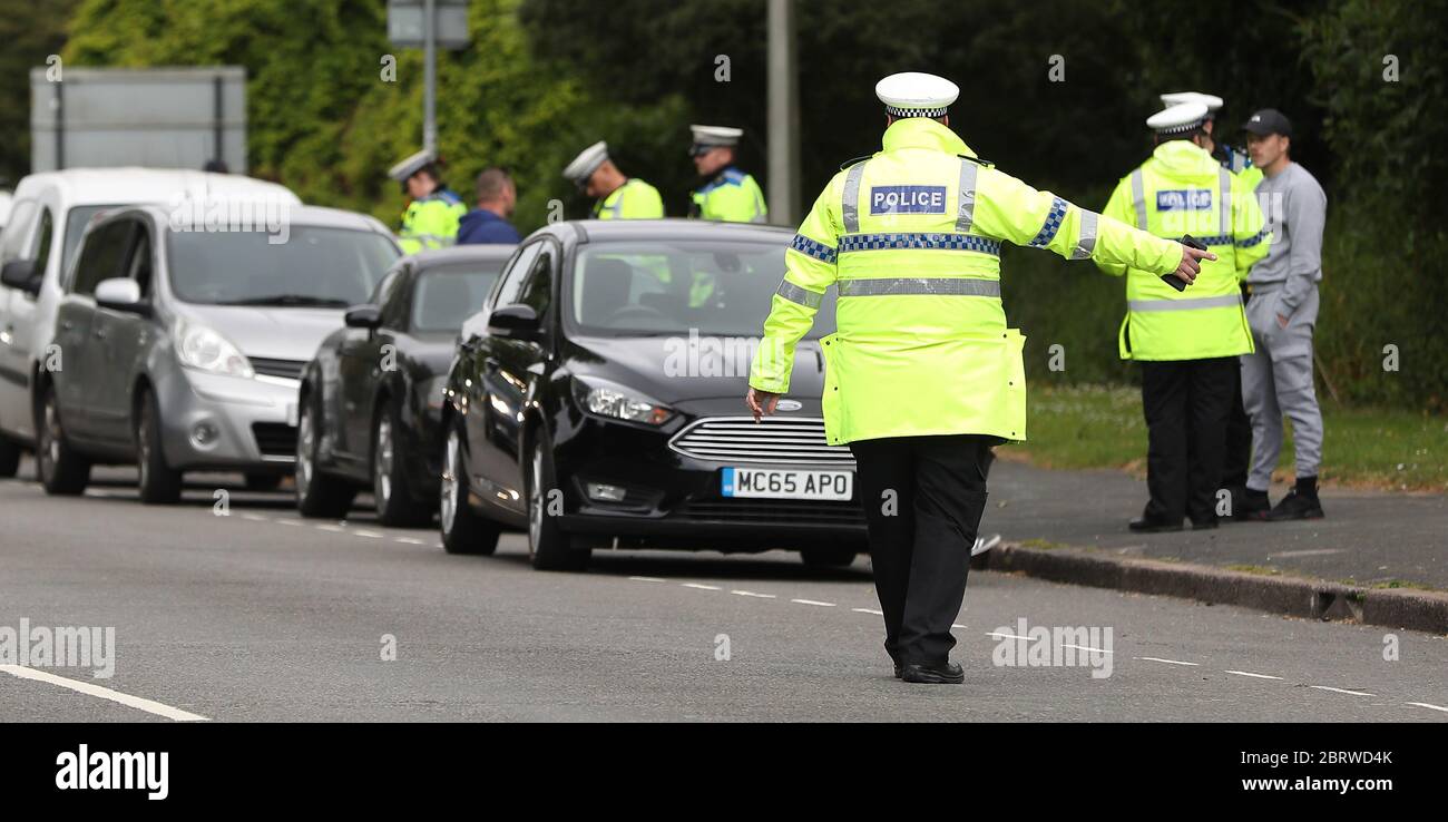 Brighton, UK. 16 April 2020 Police carry out vehicle stop-checks on the A23 north of Brighton as motorists make their way into the City and to the coast. Credit: James Boardman / Alamy Live News Stock Photo