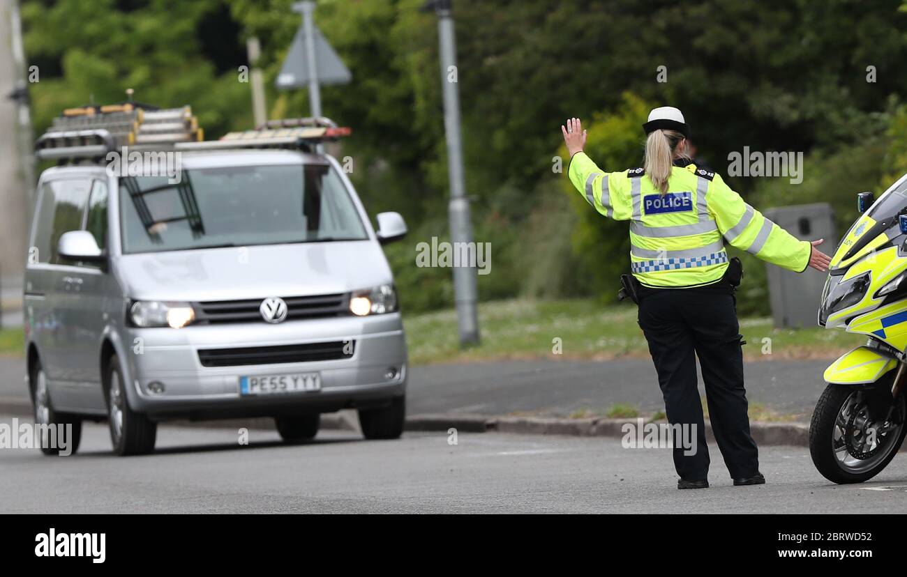 Brighton, UK. 16 April 2020 Police carry out vehicle stop-checks on the A23 north of Brighton as motorists make their way into the City and to the coast. Credit: James Boardman / Alamy Live News Stock Photo