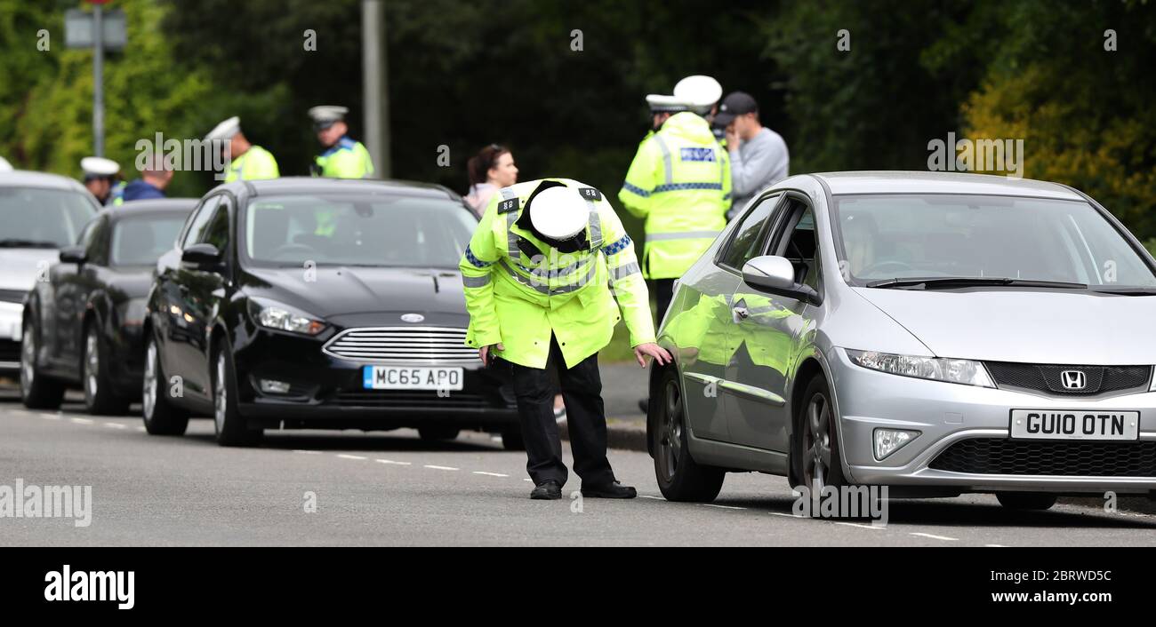 Brighton, UK. 16 April 2020 Police carry out vehicle stop-checks on the A23 north of Brighton as motorists make their way into the City and to the coast. Credit: James Boardman / Alamy Live News Stock Photo