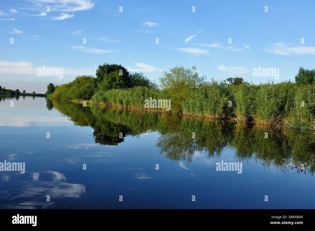 Sommer am Fluss Oste. Hier findet man Erholung, Ruhe und Frieden. Der Fluss wird bereits von den Gezeiten des Meeres beeinflusst Stock Photo