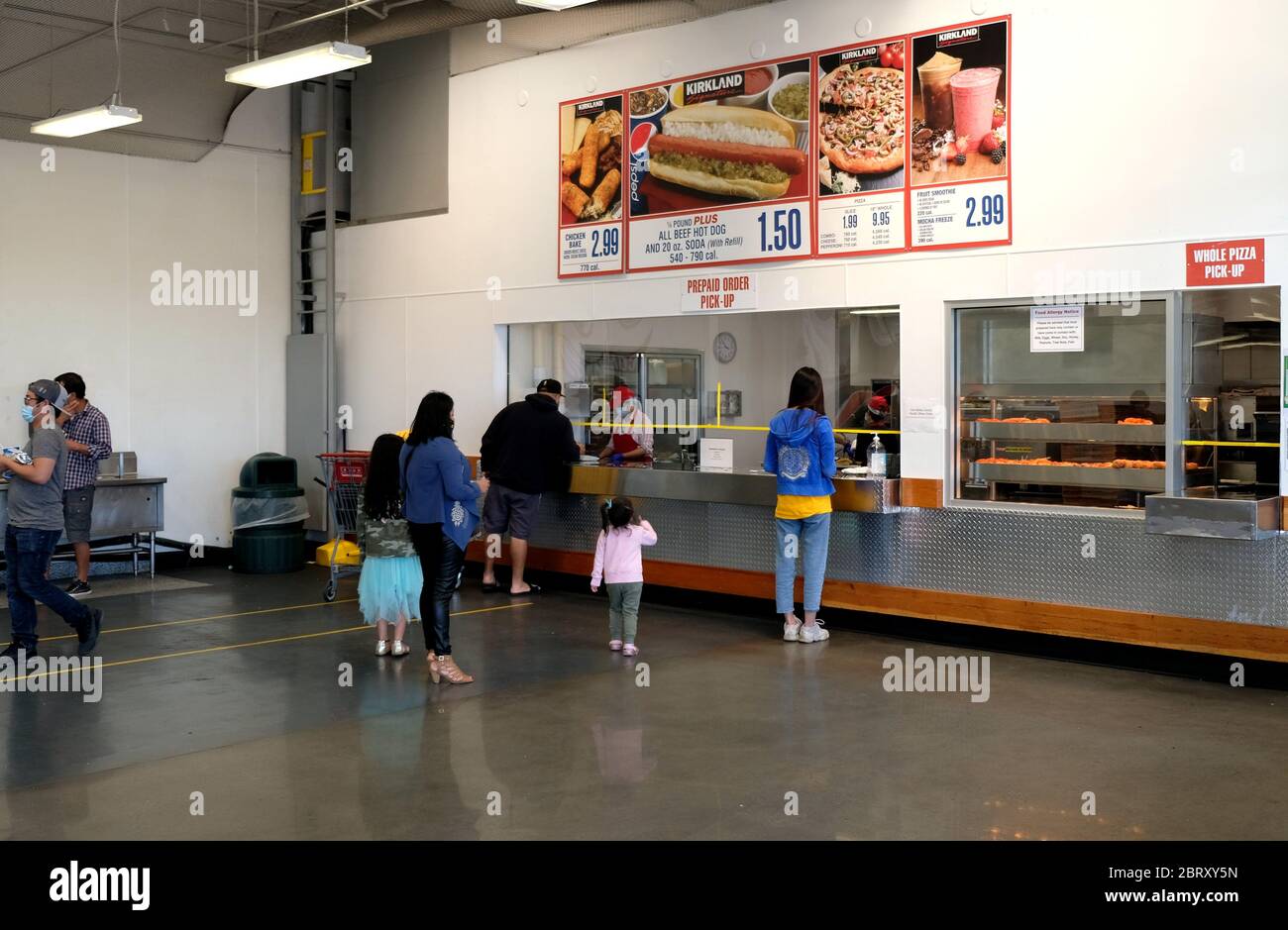 (200522) -- SAN FRANCISCO, May 22, 2020 (Xinhua) -- Customers line up with social distancing to purchase food at a Costco Wholesale store in San Mateo County, San Francisco Bay Area, the United States, May 21, 2020. (Xinhua/Wu Xiaoling) Stock Photo