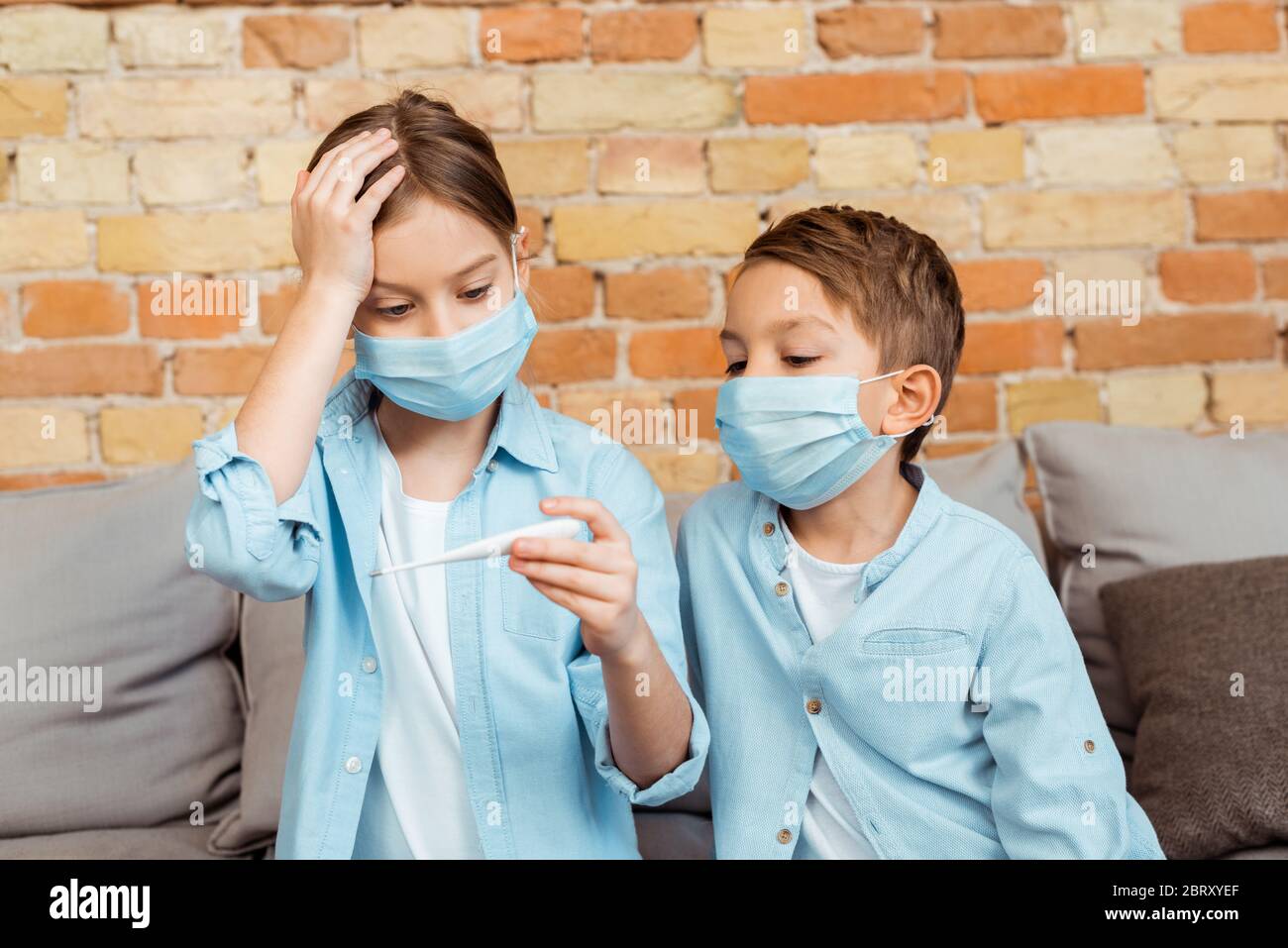 дети чреватого. грозит пальцем. желтушка у новорожденного. медицинские маски для младенцев. мать ругает ребенка.