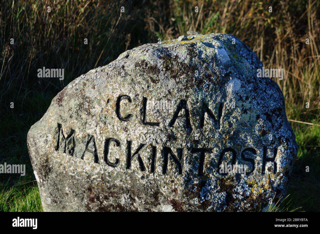 Headstone commemorating Clan Mackintosh at the Battlefield of Culloden Stock Photo