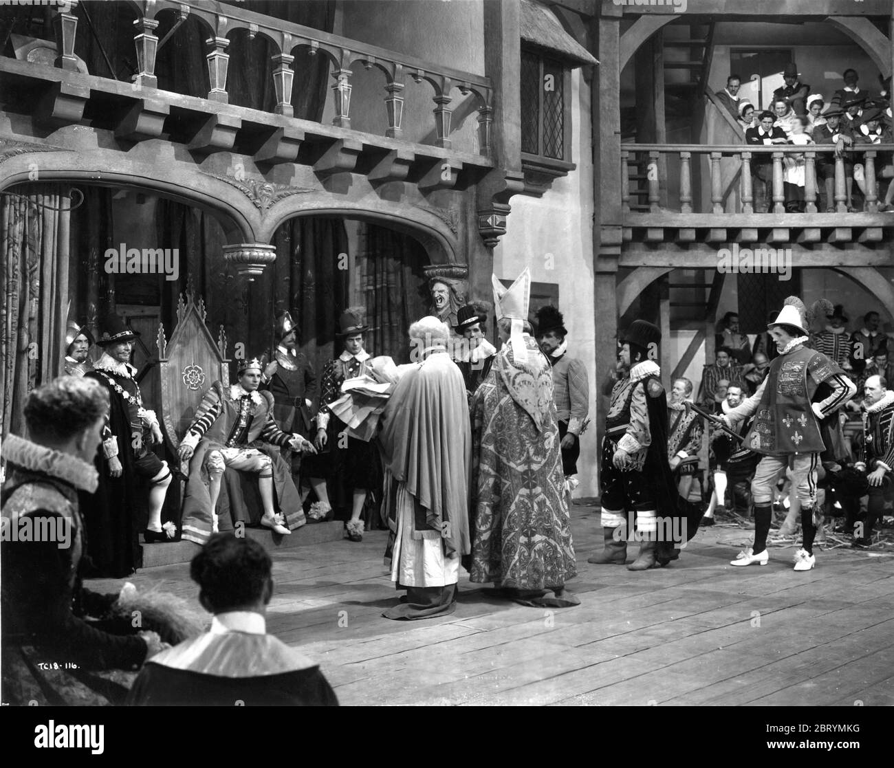 NICHOLAS HANNAN LAURENCE OLIVIER ROBERT HELPMANN GRIFFITH JONES FELIX AYLMER and GERALD CASE performing in Globe Theatre in HENRY V 1944 director LAURENCE OLIVIER play William Shakespeare music William Walton Two Cities Films / Eagle - Lion Distributors Ltd Stock Photo