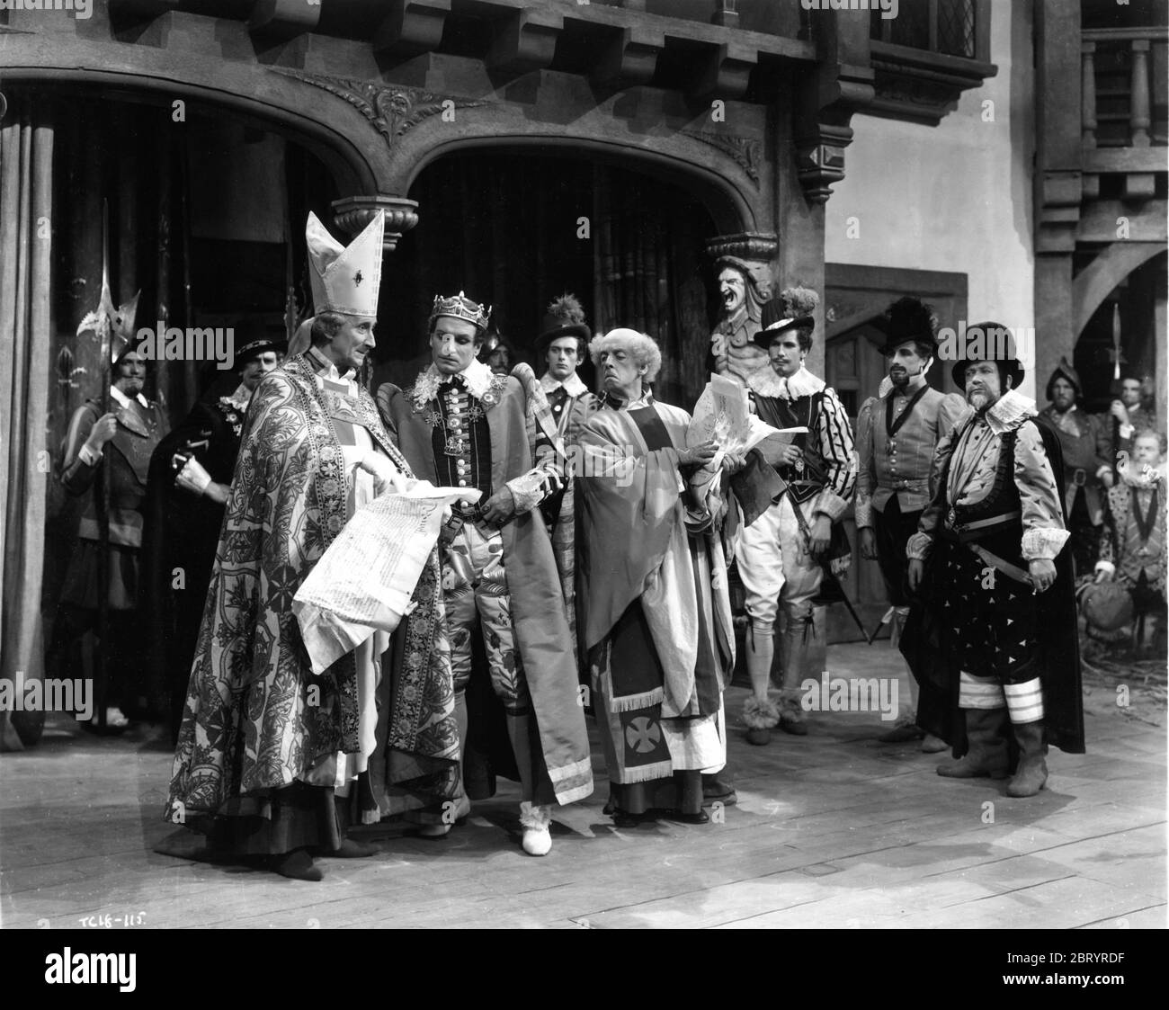 NICHOLAS HANNAN FELIX AYLMER LAURENCE OLIVIER GRIFFITH JONES and GERALD CASE performing in Globe Theatre in HENRY V 1944 director LAURENCE OLIVIER play William Shakespeare music William Walton Two Cities Films / Eagle - Lion Distributors Ltd Stock Photo
