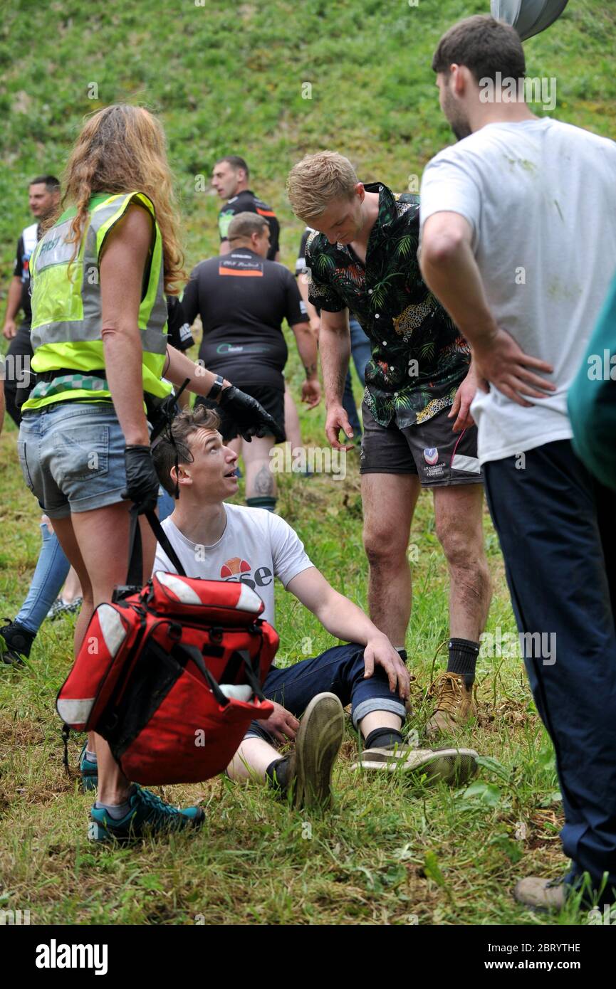 Cheese Rolling down Cooper's Hill, Brockworth near Gloucester The 1st men's  downhill race saw a few minor injuries Picture by Mikal Ludlow Photog Stock  Photo - Alamy