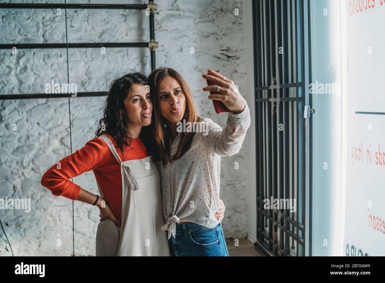Two women posing selfie hi-res stock photography and images - Alamy