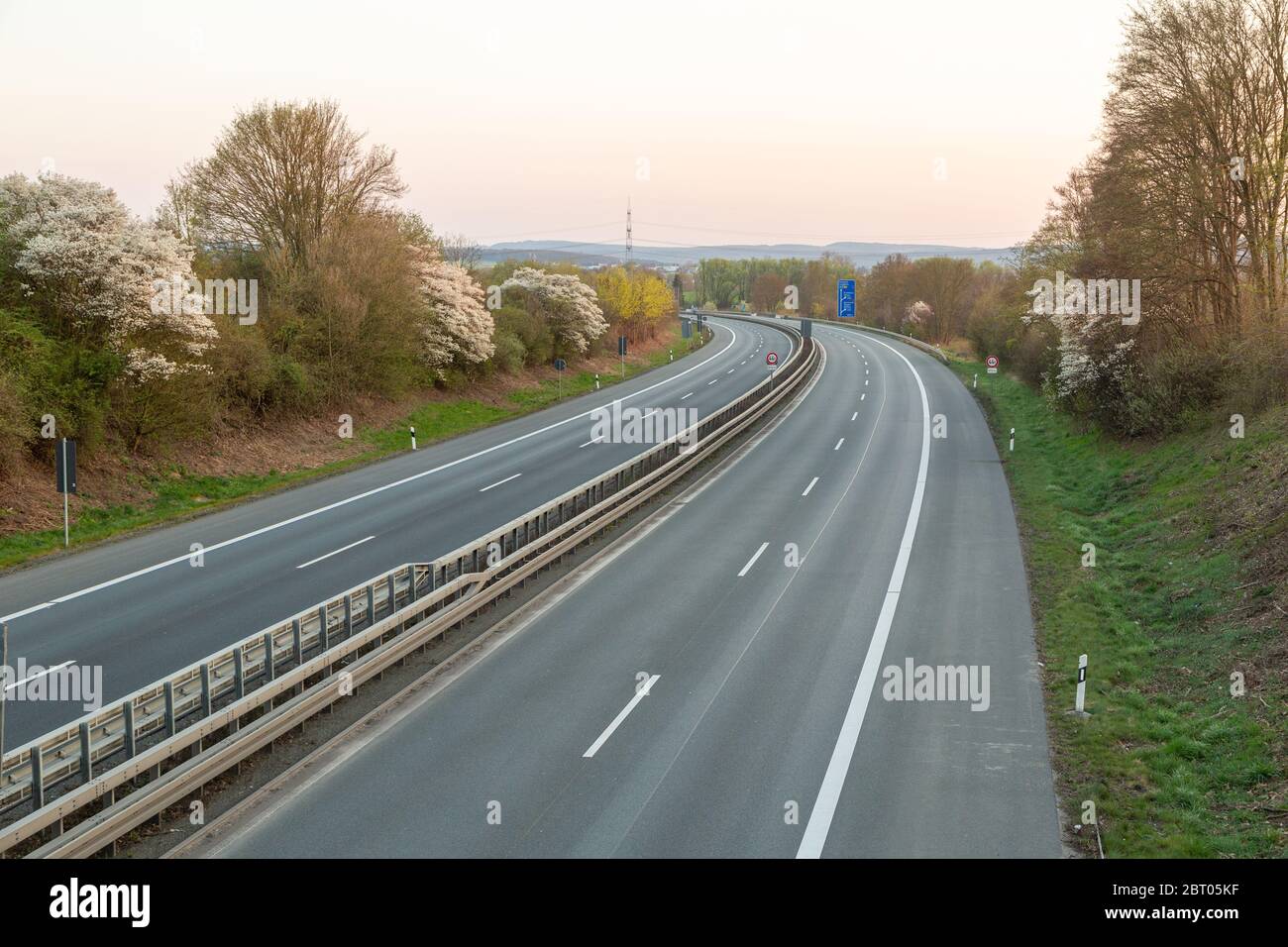 Auswirkung des Corona-Virus : Leere Autobahn (A485 bei Grossen-Linden) Stock Photo
