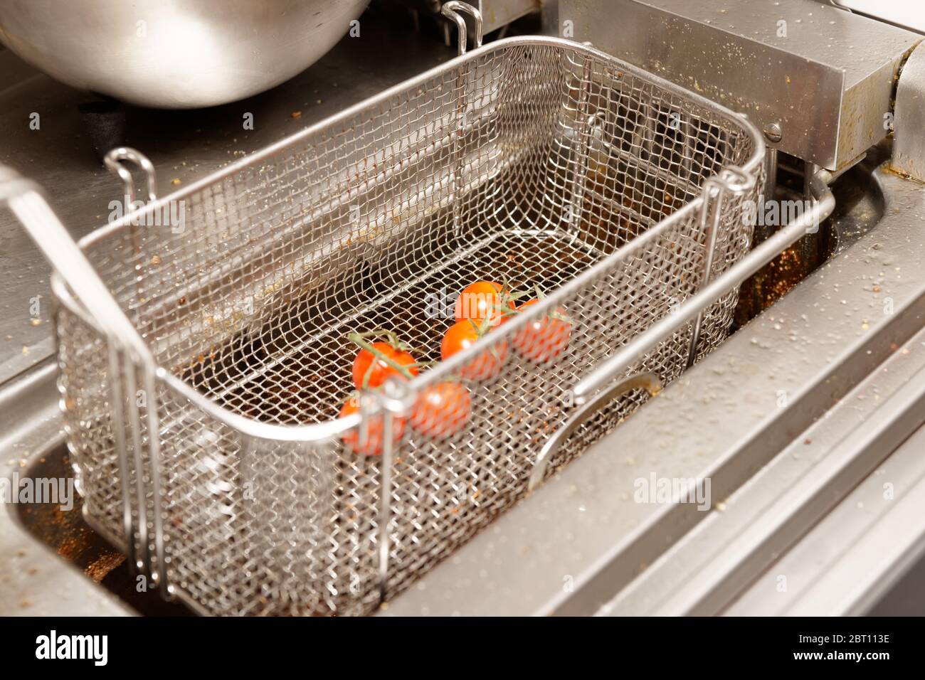 Boiling and deep-frying basket.