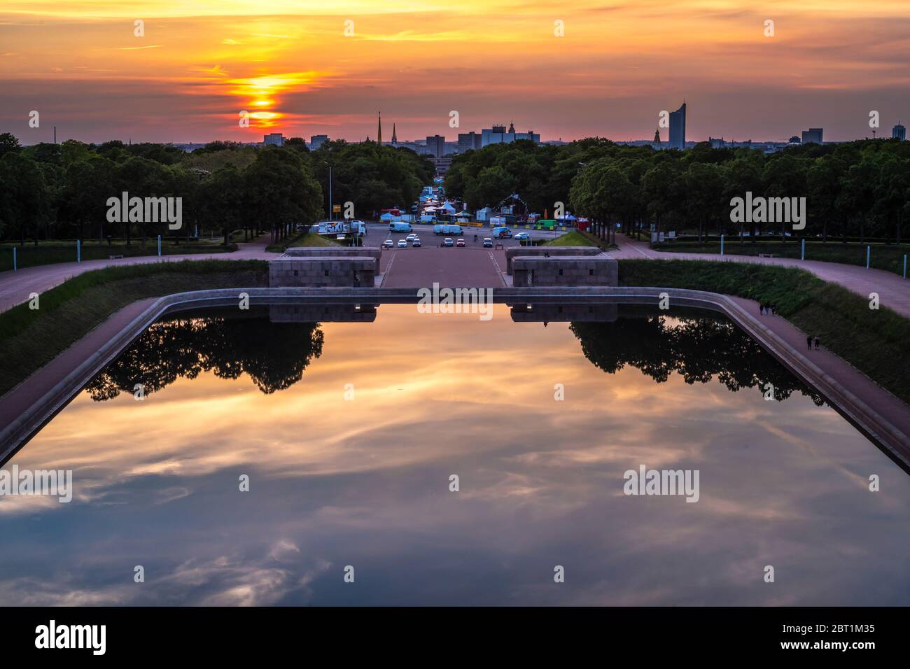 Blick vom Völkerschlachtdenkmal auf Leipzig am Abend zu Sonnenuntergang im Frühjahr Stock Photo