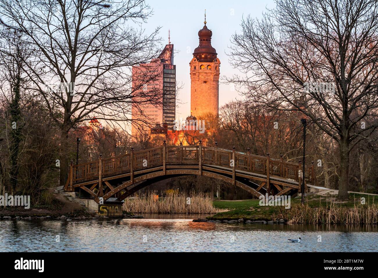 Leipzig, Neues Rathaus und City-Tower vom Johannapark aus gesehen Stock Photo