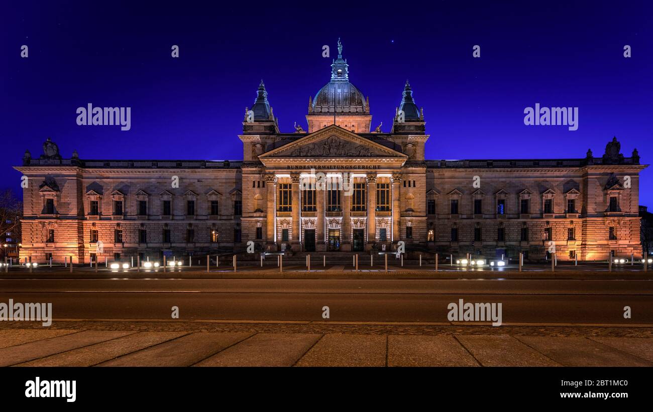Bundesverwaltungsgericht in Leipzig, Sachsen, Deutschland, bei Nacht, beleuchtet Stock Photo