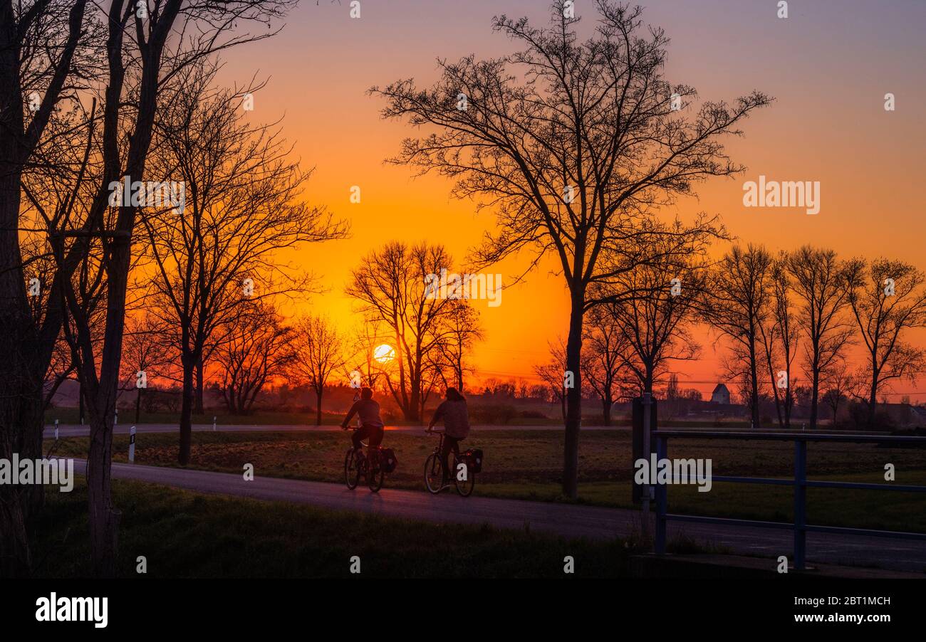 Fahrradfahrer im Sonnenuntergang an einem Frühlingstag im März in Beucha bei Leipzig Stock Photo