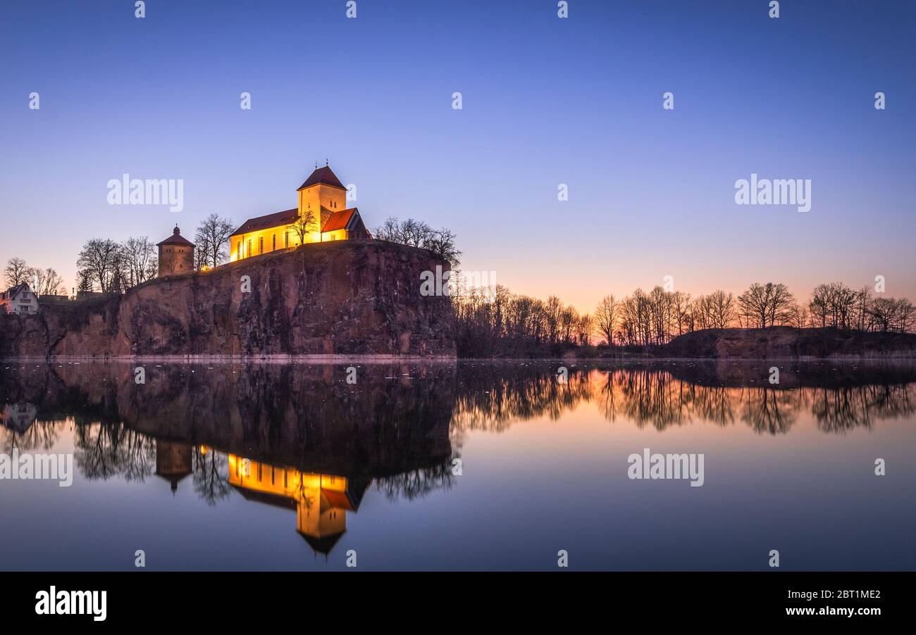 Bergkirche Beucha im Steinbruch bei Sonnenuntergang zu blauer Stunde, beleuchtet, Leipzig, Sachsen, Germany Stock Photo