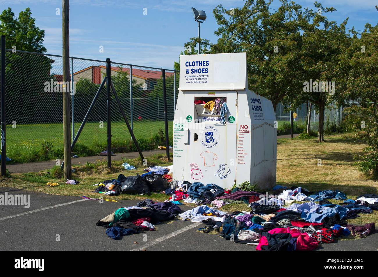 Clothing donation bin hires stock photography and images Alamy