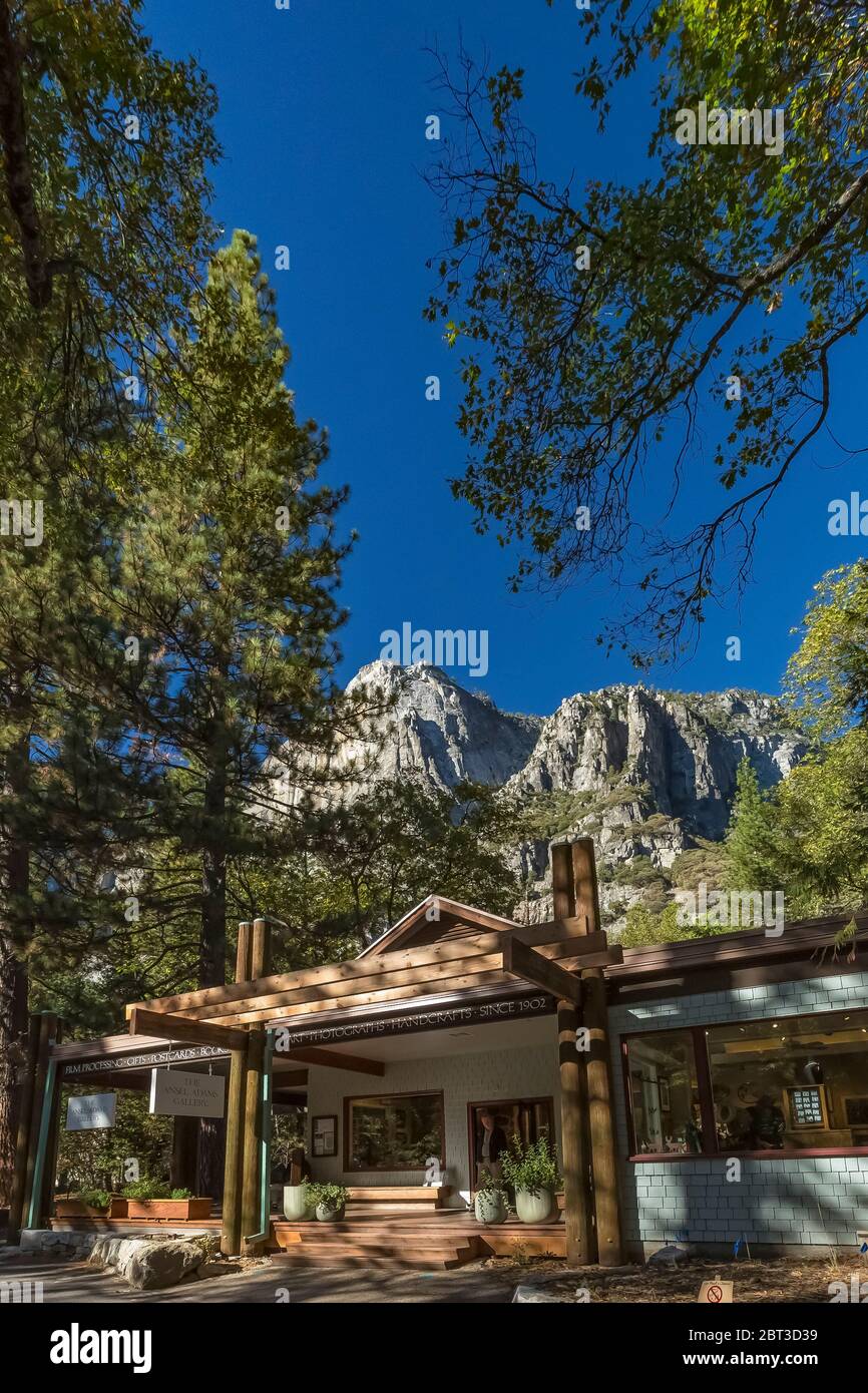 Ansel Adams Gallery in Yosemite Valley, with the magnificent cliffs towering high above, Yosemite National Park, California, USA [No property or model Stock Photo