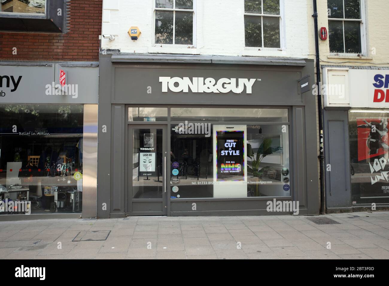 Peterborough, UK. 22nd May, 2020. Day Sixty of Lockdown, in Peterborough. The Toni & Guy hair salon remains closed, but has a sign offering a free cut & style for all NHS & care workers. Even though there has been a partial lifting of lockdown, there are still many shops that have to remain closed, including barbers and hairdresser salons. COVID-19 Coronavirus lockdown, Peterborough, Cambridgeshire, UK, on May 22, 2020 Credit: Paul Marriott/Alamy Live News Stock Photo