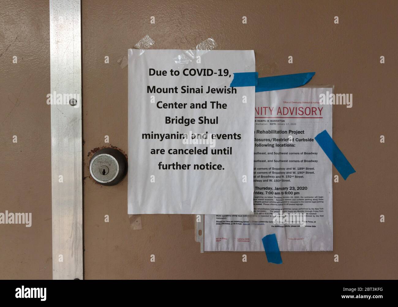 sign outside the Mount Sinai Jewish Center and Bridge Shul in Northern Manhattan saying it is closed due to the coronavirus or covid-19 pandemic Stock Photo