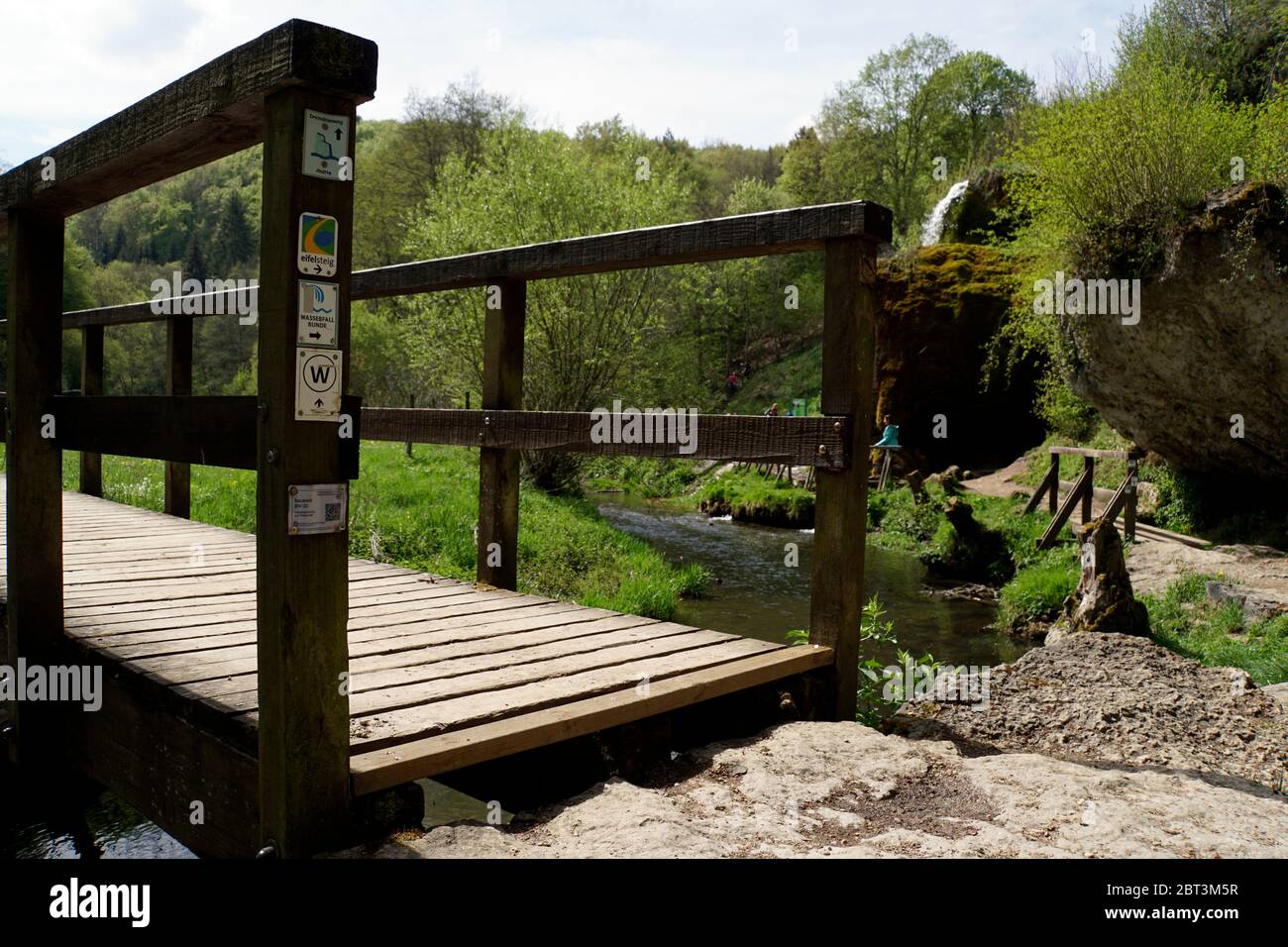 Fussgängerbrücke über den Ahbach nahe dem Dreimühlen-Wasserfall, Üxheim-Nohn,Rheinland-Pfalz,Deutschland Stock Photo