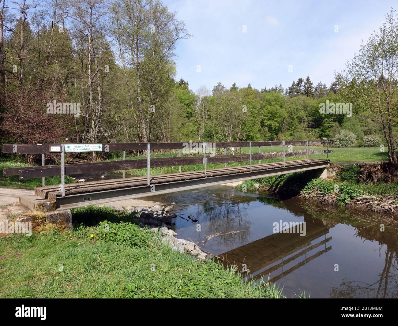 Fussgängerbrücke über den Ahbach nahe dem Dreimühlen-Wasserfall, Üxheim-Nohn,Rheinland-Pfalz,Deutschland Stock Photo