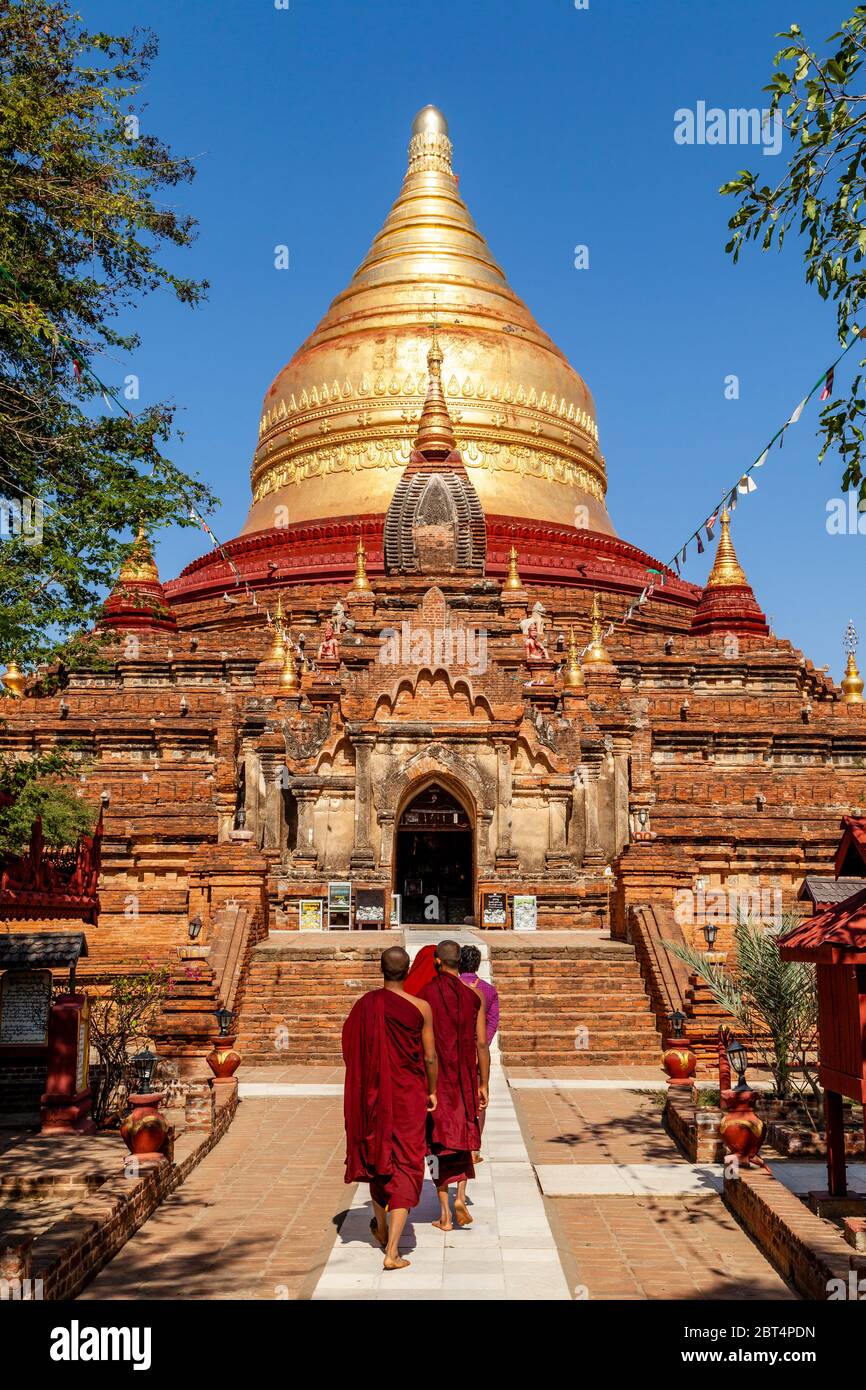 Buddhist monks building temple hi-res stock photography and images - Alamy