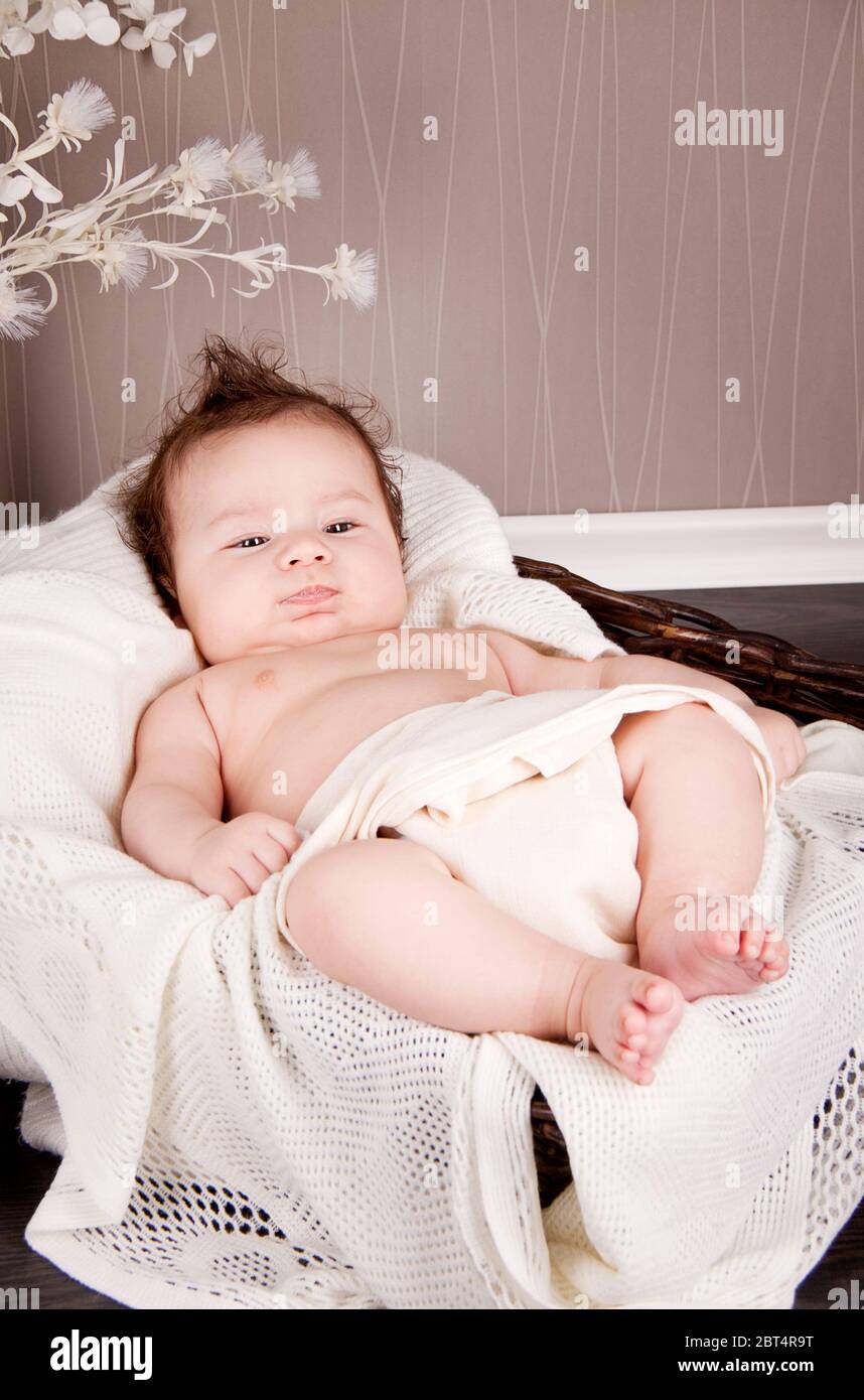 kleines süßes baby kind neugeborenes mit kuscheldecke liegend Stock Photo