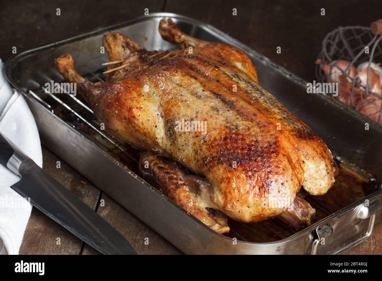 Knusprig gebratene Barbarie Ente frisch aus dem Ofen Stock Photo - Alamy