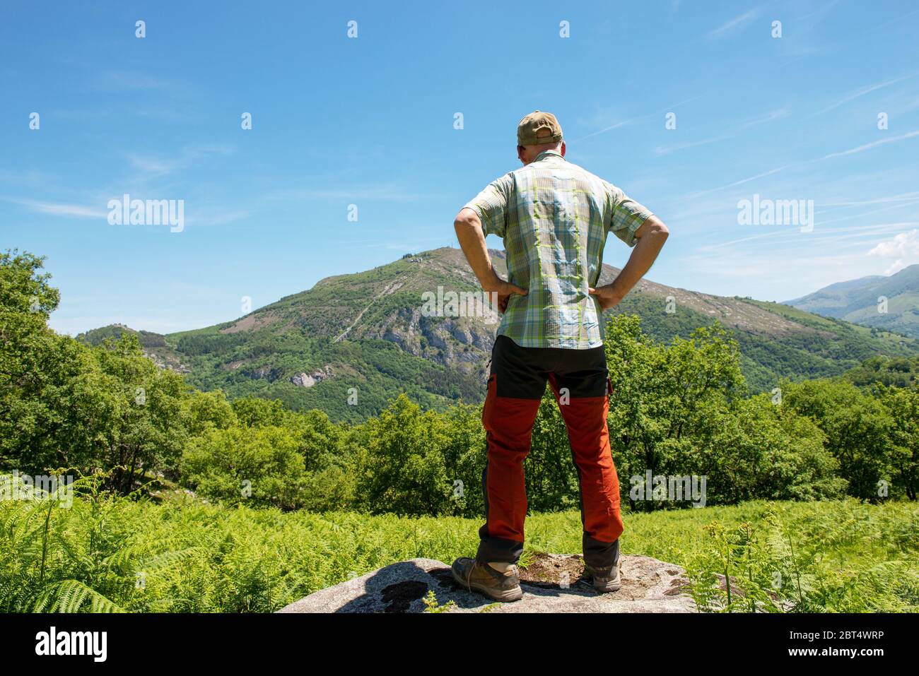 Back view male hiker hi-res stock photography and images - Alamy