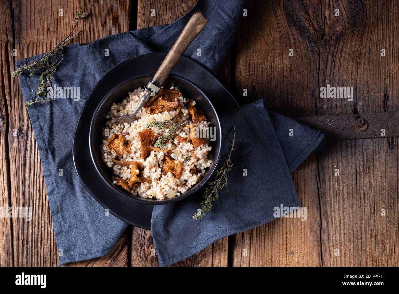 Mani femminili per la cottura risotto. Pentola di Rame, riso, parmigiano  ingredienti. Sfondo scuro Foto stock - Alamy